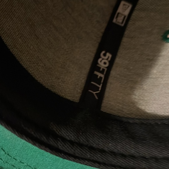 New Era green and white pinstripe Notre Dame fighting Irish Fitted size 7 1/2 - Picture 6 of 7